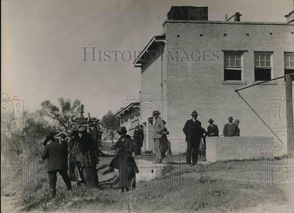 1929 Press Photo Farmers Looking Over Irrigation Pump Plant - Historic Images