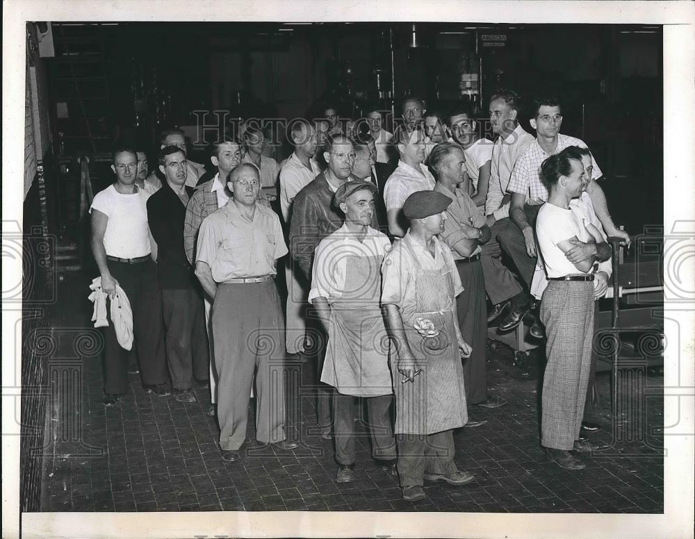 1945 Press Photo Released Grumman Aircraft Workers Return To Plant - Historic Images