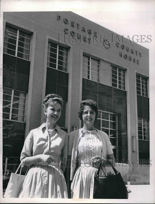 Press Photo Carol Boyle & Norene Schaefer Standing Outside Portage Court House - Historic Images