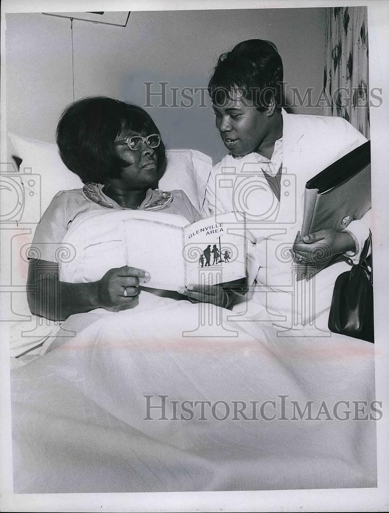 1968 Press Photo Outreach Worker Estelita Draper, Mrs. Ruth Spencer, Bedford, OH - Historic Images