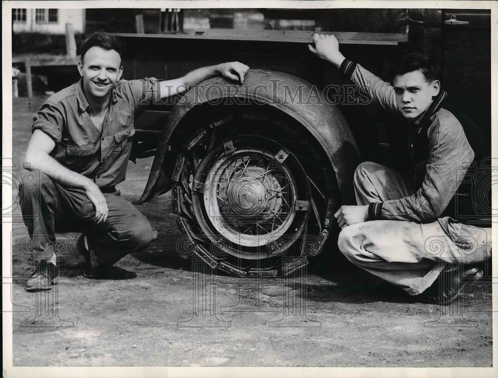 1942 Press Photo Floyd Brasford, Eldon Page With Ersatz Tire Invention - Historic Images