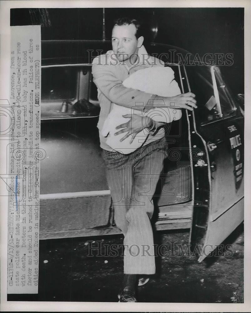 1951 Press Photo Victor Zubec rushes his newborn Michael Reese Hospital - Historic Images