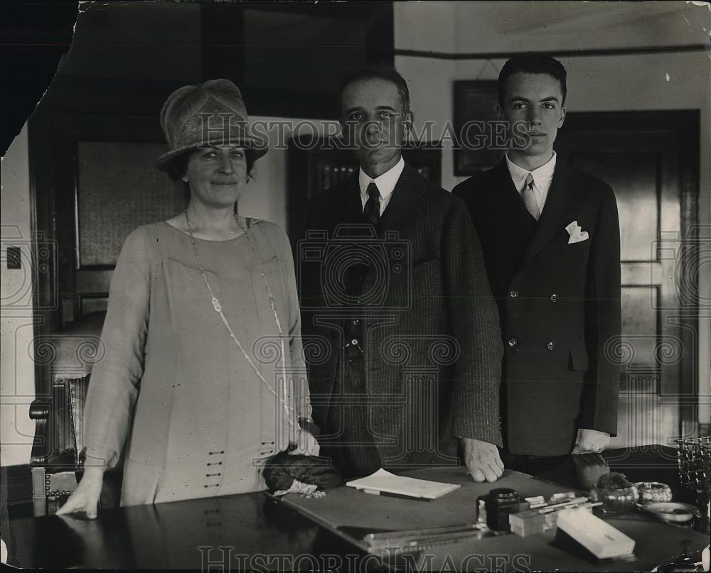 1925 Press Photo W. D. Mitchell, wife, son, William - Historic Images
