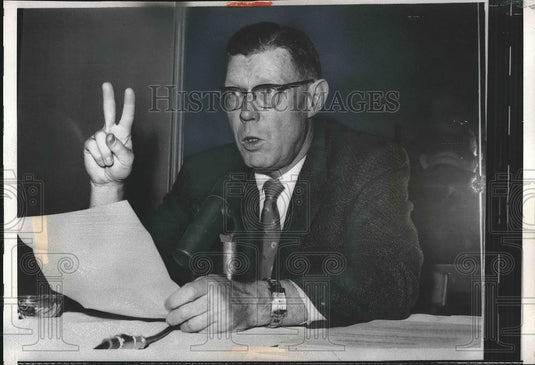 1960 Press Photo Man Holding Up Peace Sign - neb17575 - Historic Images