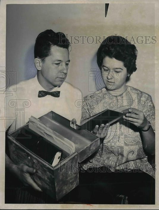 1962 Press Photo Carol & Andrew Fejes With Box - Historic Images