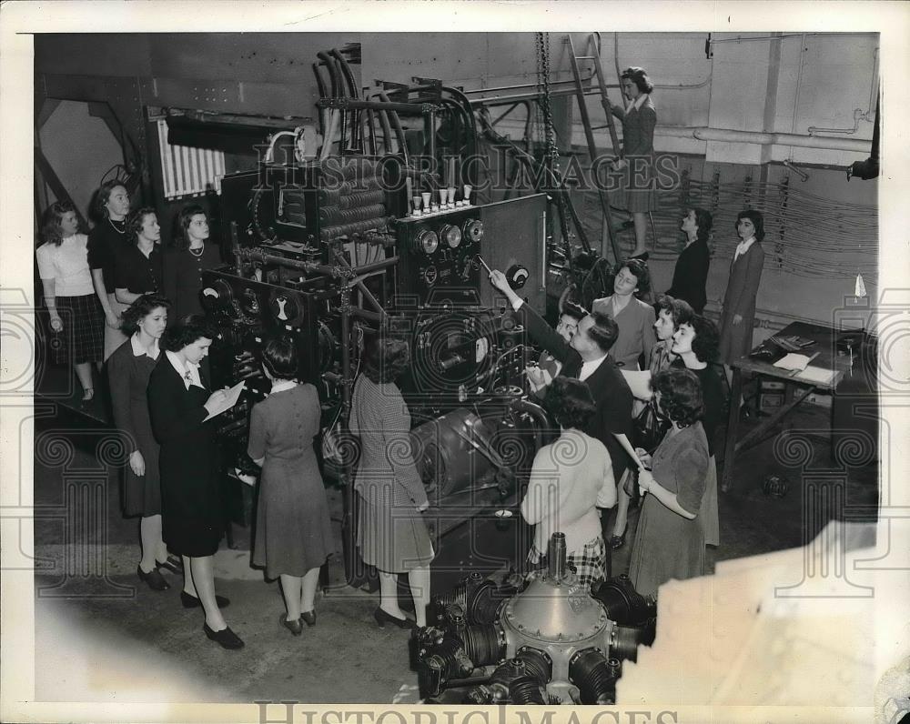 1943 Press Photo Professor Teichman, Girls in Aeronautical Engineering, New York - Historic Images