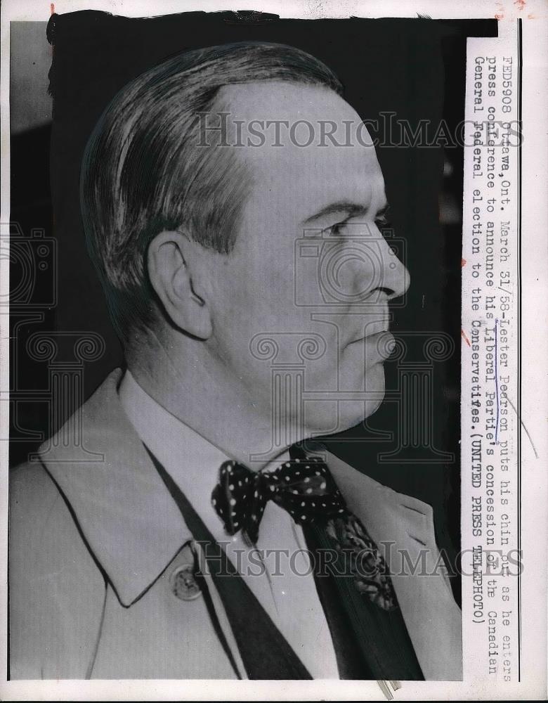 1958 Press Photo Liberal Leader Lester Pearson Entering Press Conference - Historic Images