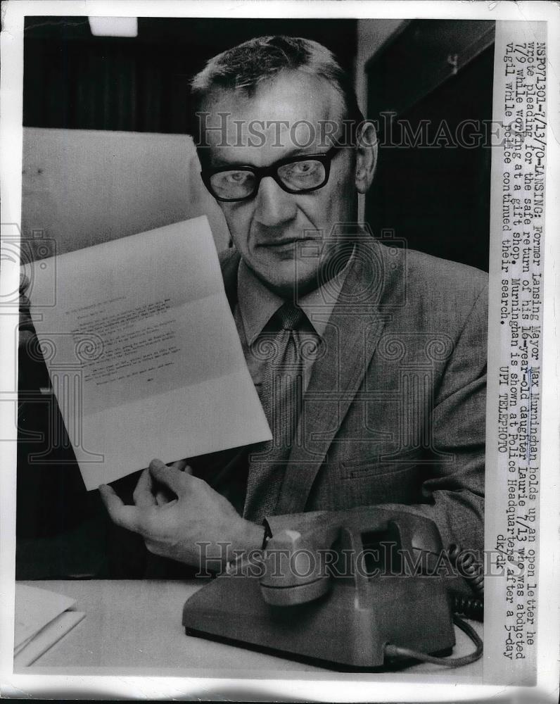 1970 Press Photo Mayor Max Murninghan Holding Up Open Letter He Wrote To Police - Historic Images