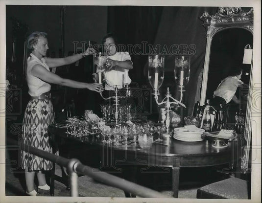 1952 Press Photo Mrs James Sherwin & Mrs Oscar Lange Prepare For Dinner Event - Historic Images