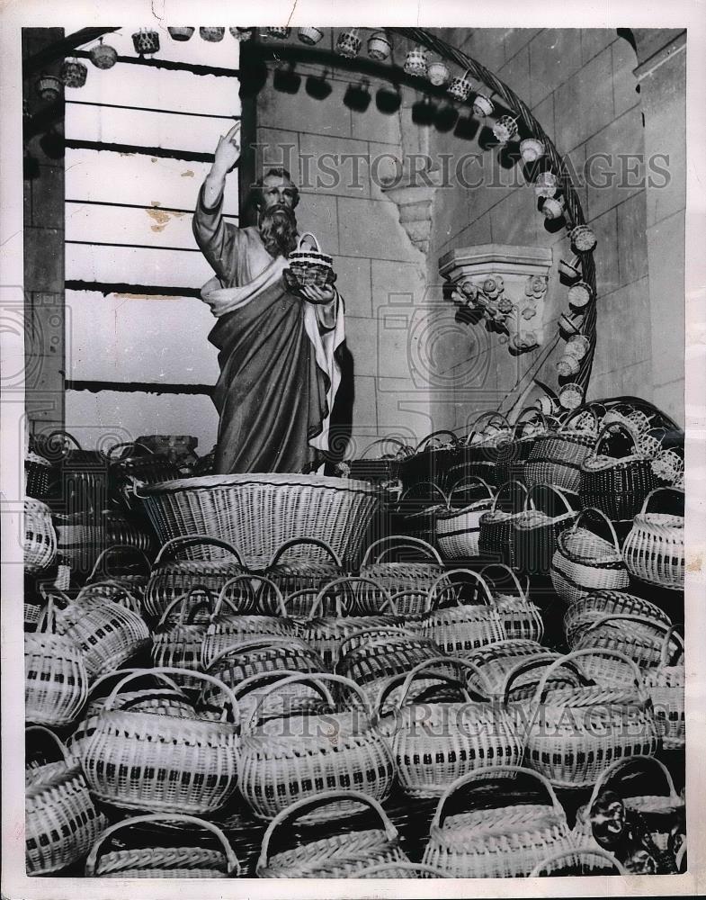 1952 Press Photo Baskets Around Statue of St Paul - Historic Images