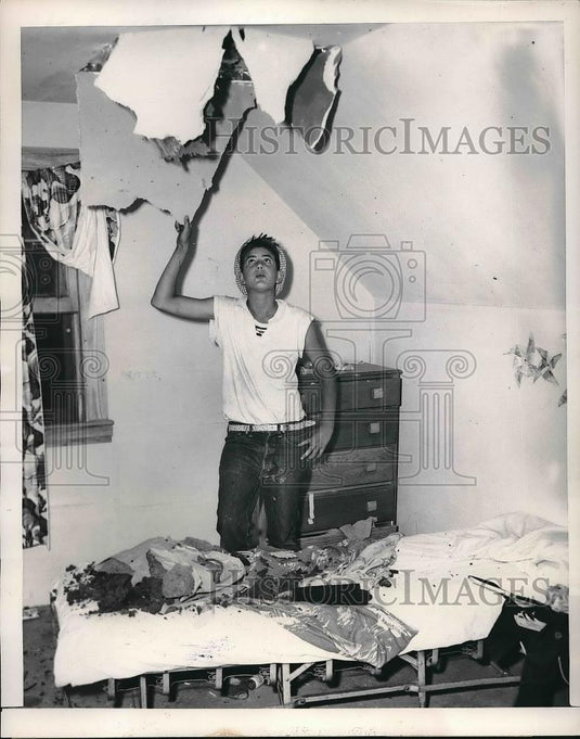 1953 Press Photo Ralph Swift surveying his home for damages after an Air Force - Historic Images