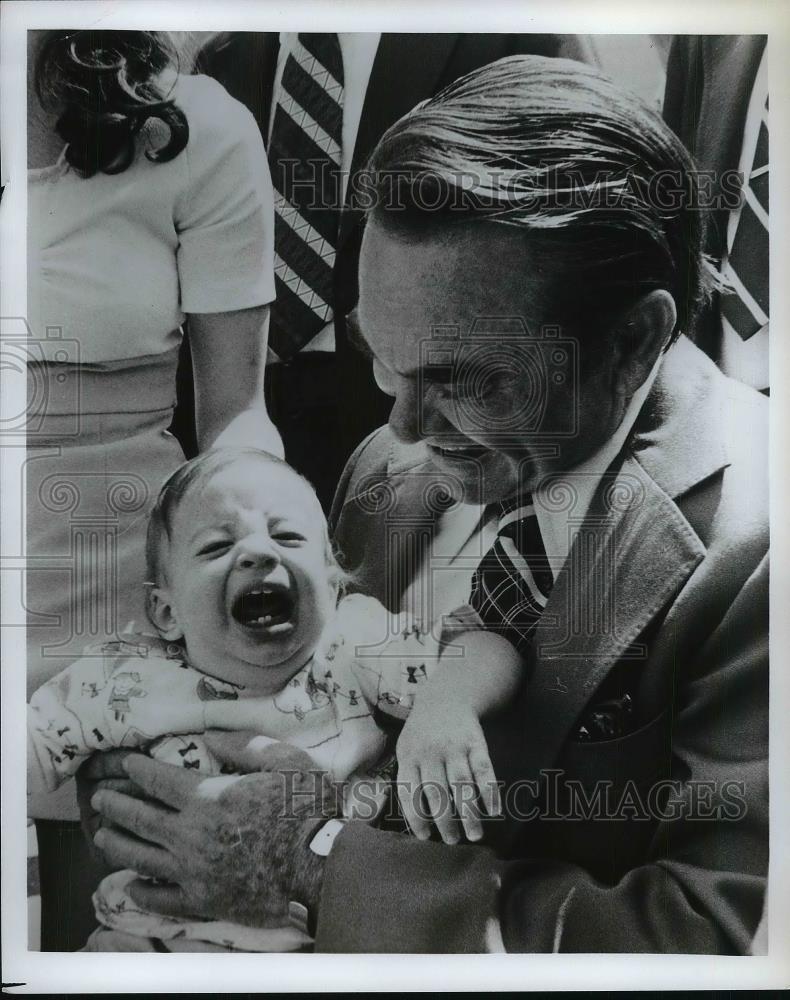 Press Photo George Wallace holds a baby - Historic Images