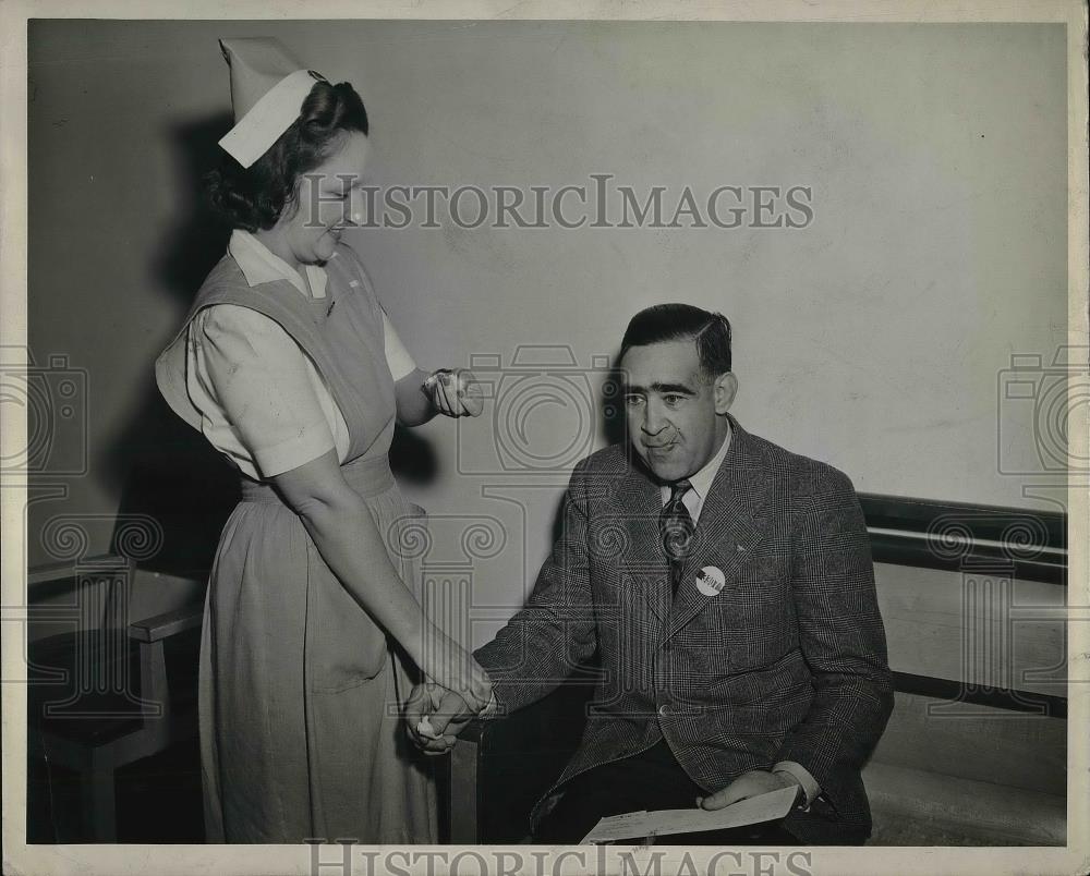 1943 Press Photo Bill Arnheim after blood classification test - Historic Images