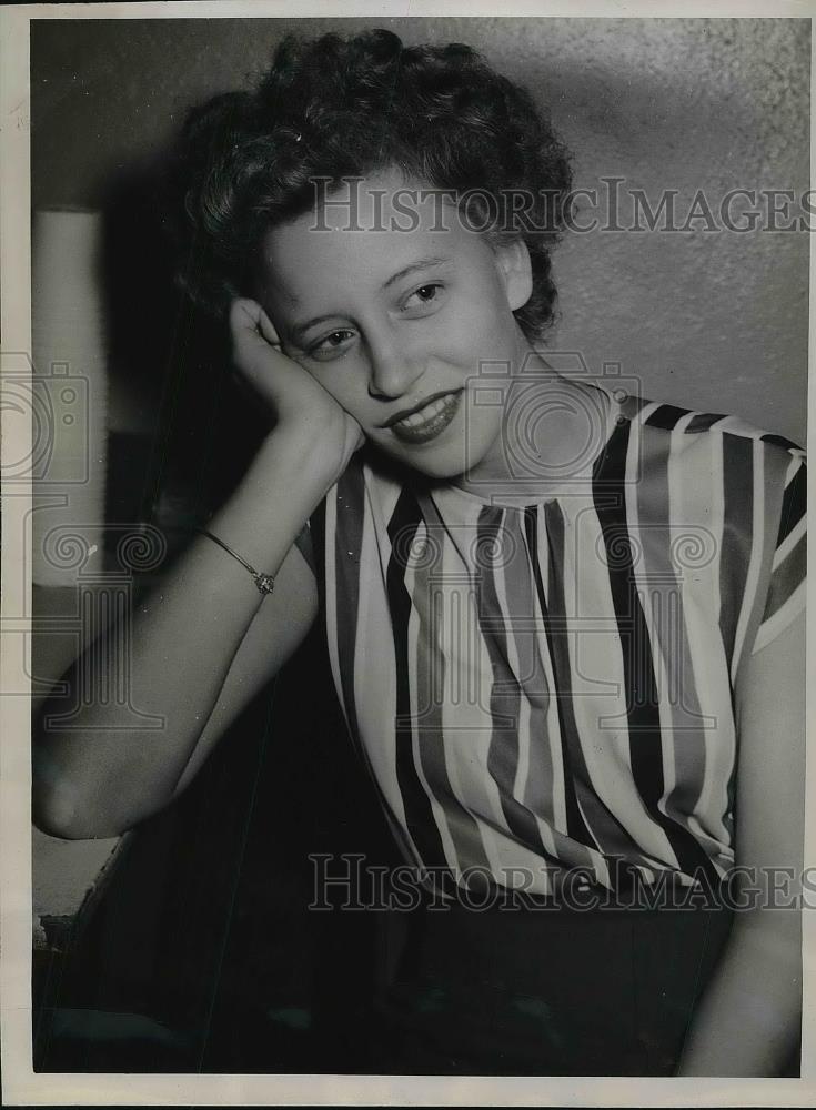 1947 Press Photo Betty Jean Baker was arrested on a warrant by her older sister - Historic Images