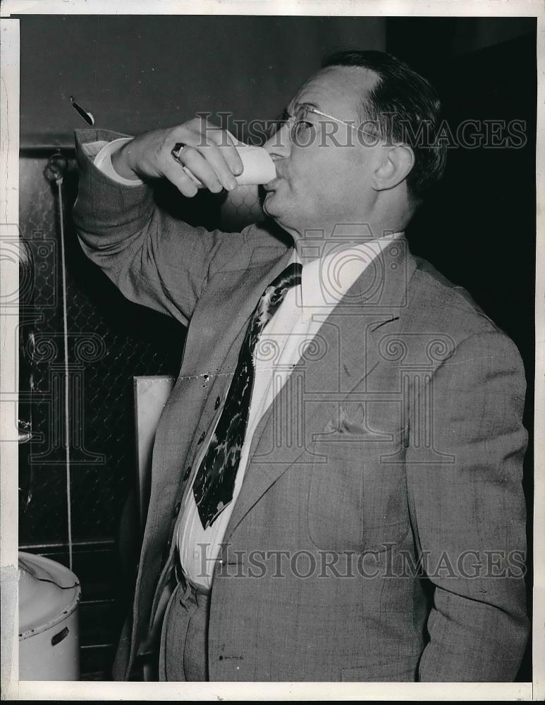 1940 Press Photo Businessman Maier Joskowitz Takes A Drink - Historic Images