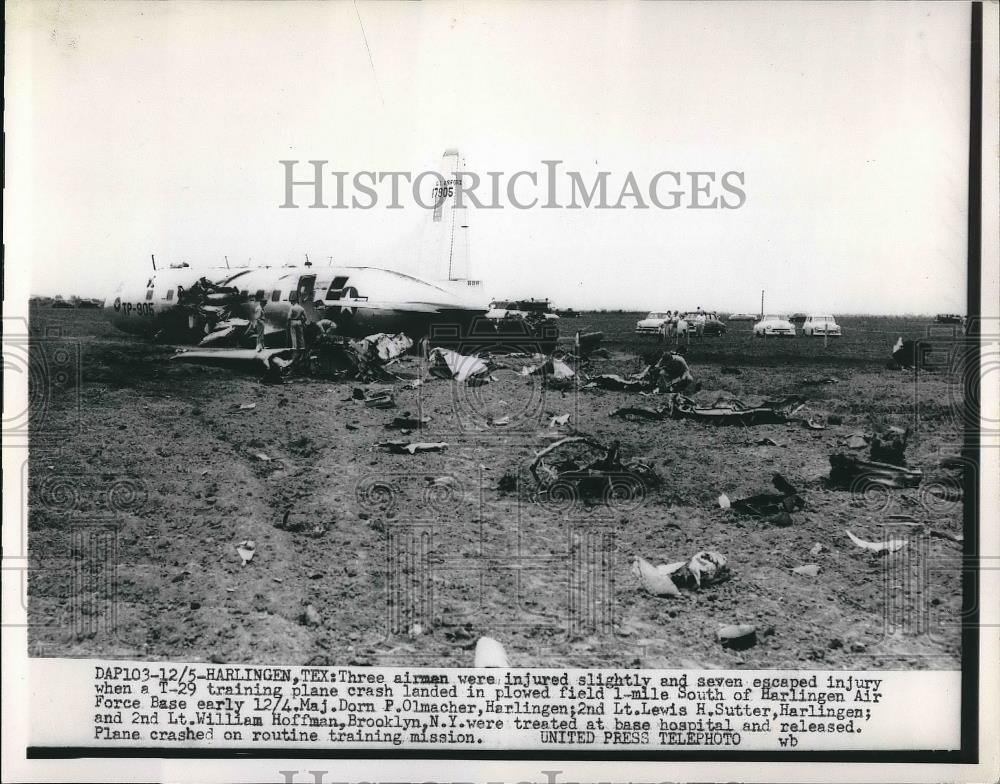 1953 Press Photo T-29 Training Plane Crash Landed in Field in Harlingen, Texas - Historic Images