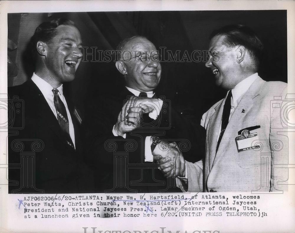 1955 Press Photo Atlanta Mayor William Hartsfield Welcomes Peter Watts - Historic Images