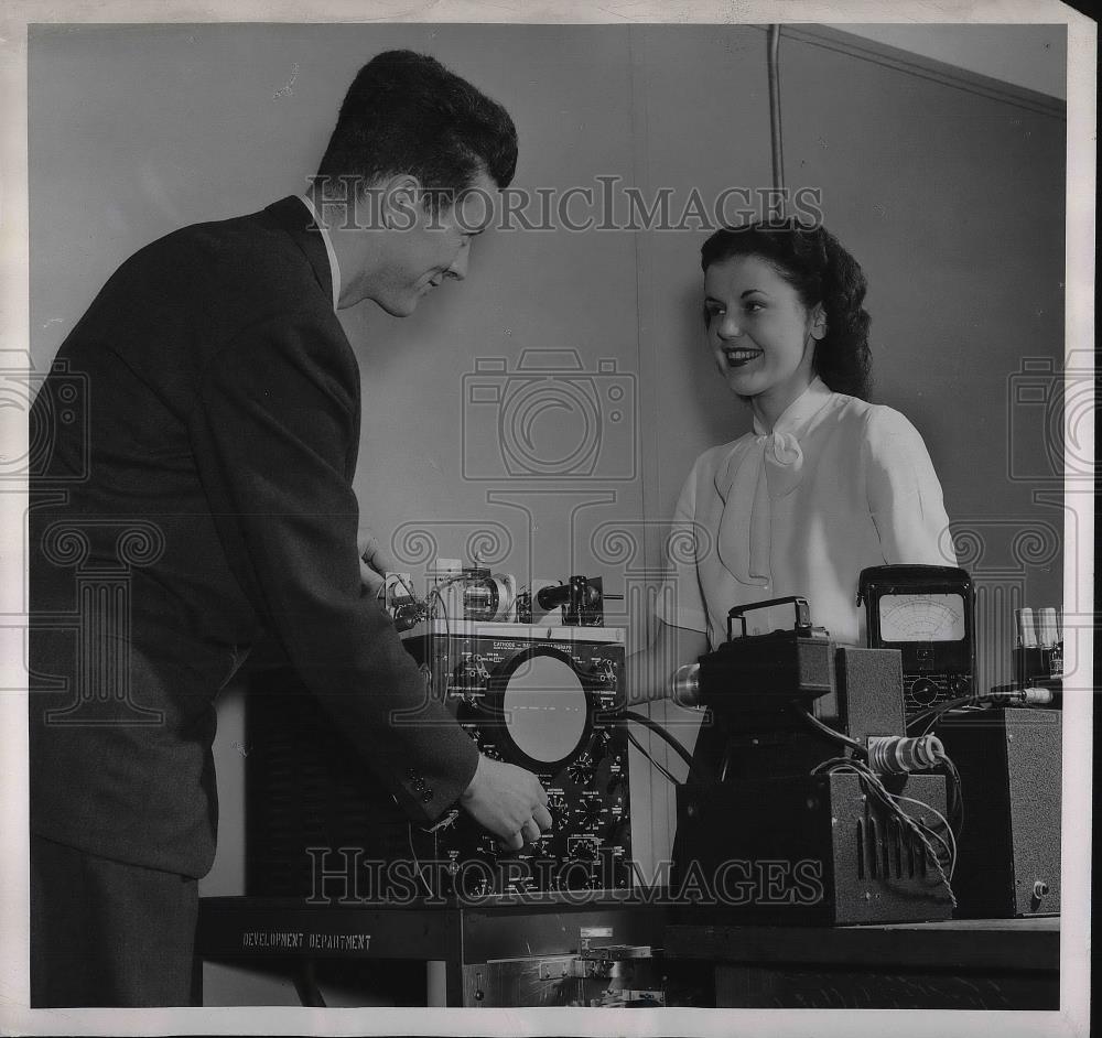 1947 Press Photo Eastman Kodak CVo, Dr RD O'Neal & Gisela Zink & new equipment - Historic Images