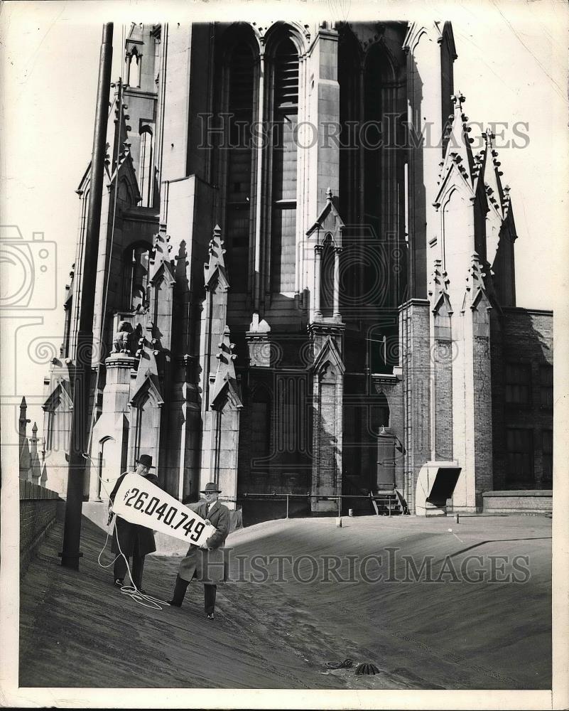 1946 Press Photo Atop Chicago Temple Bishop is Raising Money - Historic Images