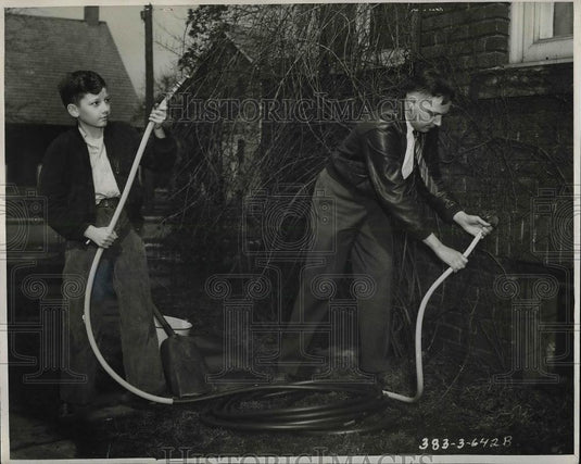 1942 Press Photo Akron, Ohio C Moreland, C Edwards at Goodyear Tire & Rubber Co. - Historic Images