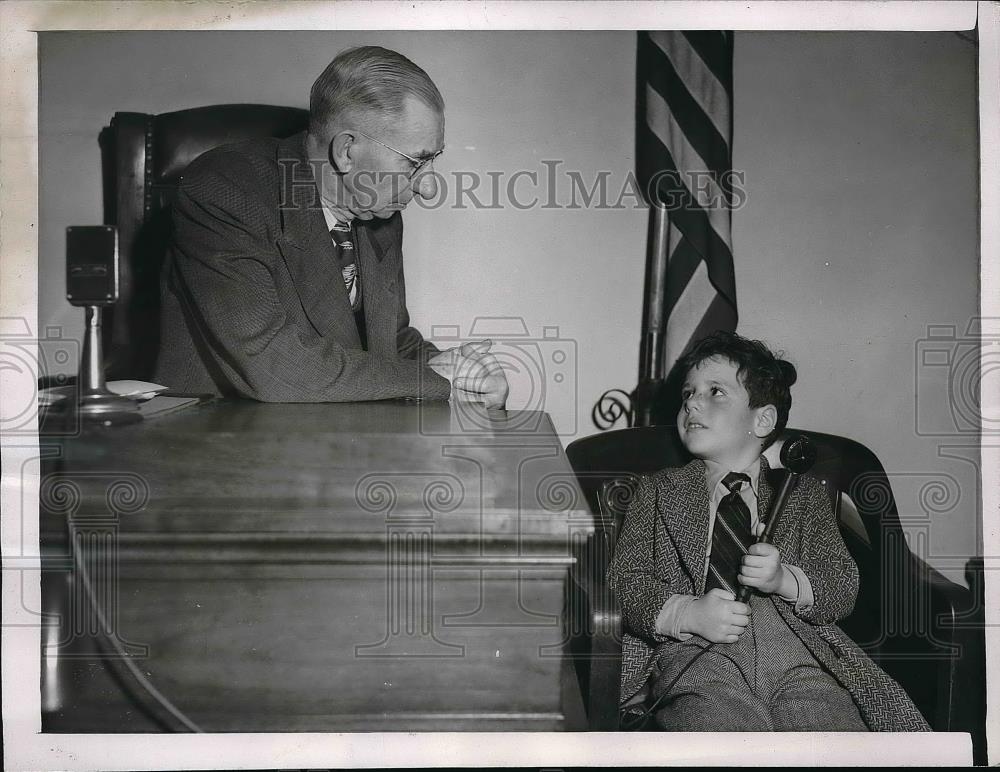 1945 Press Photo Bobby Jones Testifies To Deputy Coroner Frank Monfort ` - Historic Images