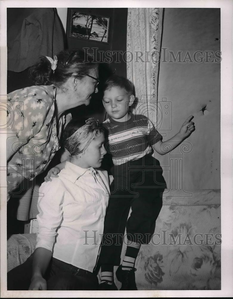 1955 Press Photo Mrs Agnes Andrews; Catherine Andrews; Eugene Hynd - Historic Images