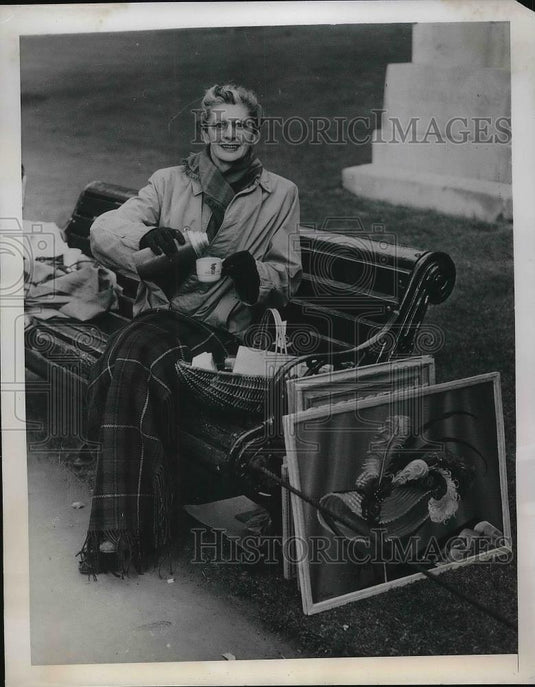 1949 Press Photo Mrs. Constance Mackness, London Co. Council's Painting Display - Historic Images