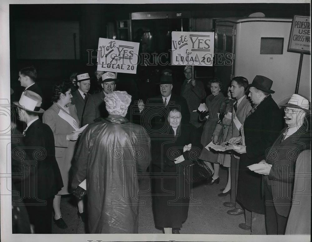 1944 Press Photo Chicago, Ill. CIO employees of Montgomery Ward on strike - Historic Images