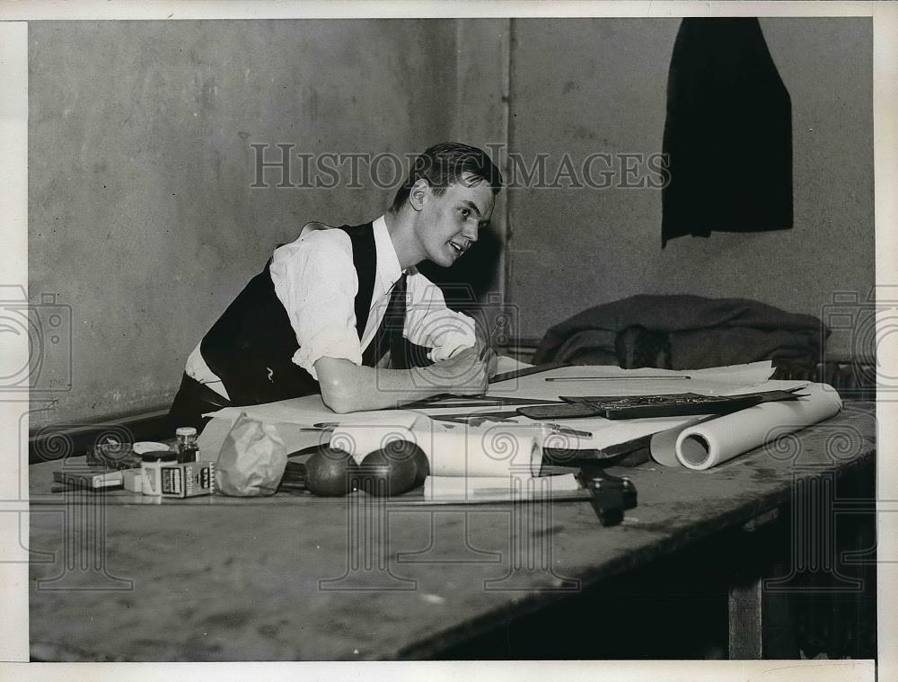 1935 Press Photo Thomas Russell In Solitary Confinement For Architect Contest - Historic Images