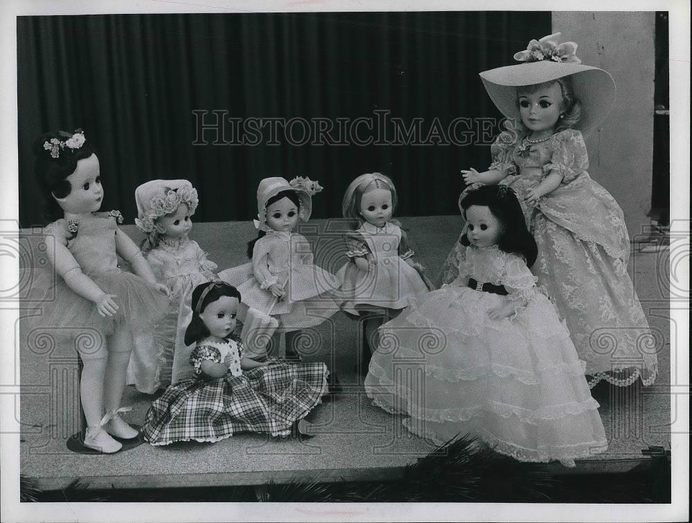 Press Photo Doll Display, Westgate Shopping Center - Historic Images