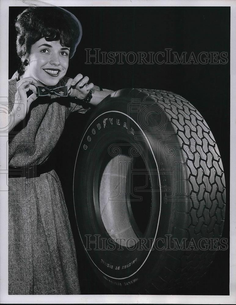 1962 Press Photo Bow Ties make up tread design on Goodyear&#39;s dirt track tire - Historic Images