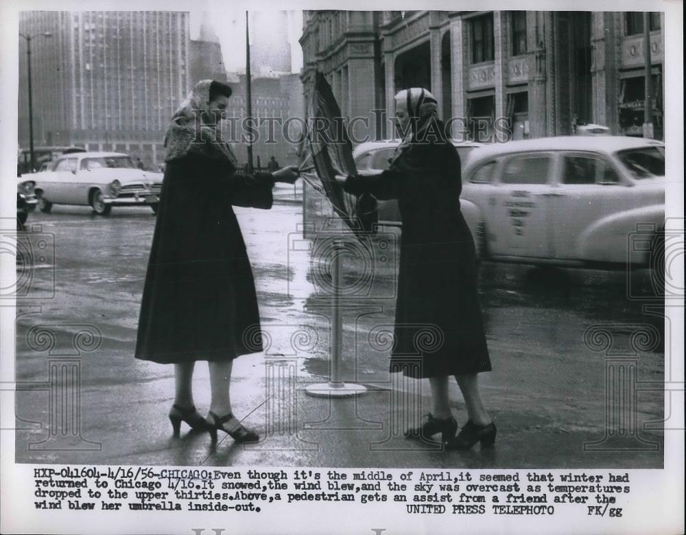 1956 Press Photo Pedestrian walking in windstorm in Chicago - Historic Images