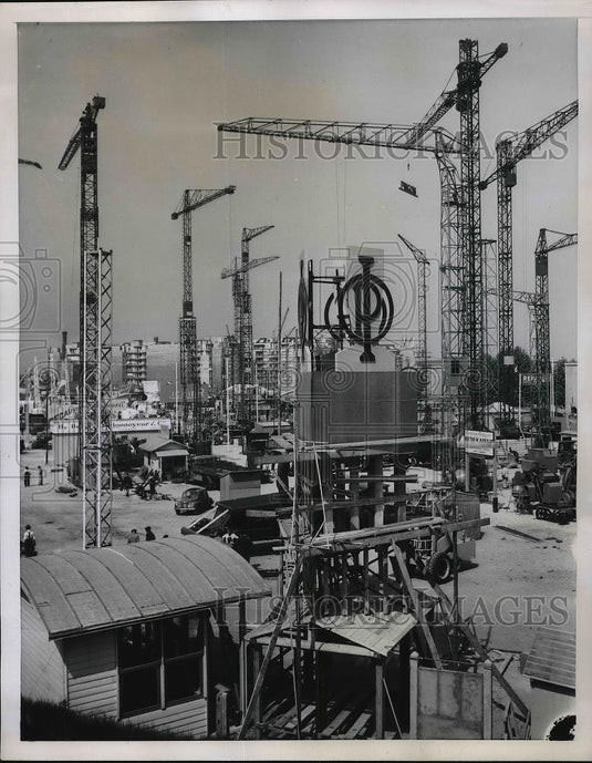 1952 Press Photo cluster of oil derricks on exhibit at Paris Fair - Historic Images