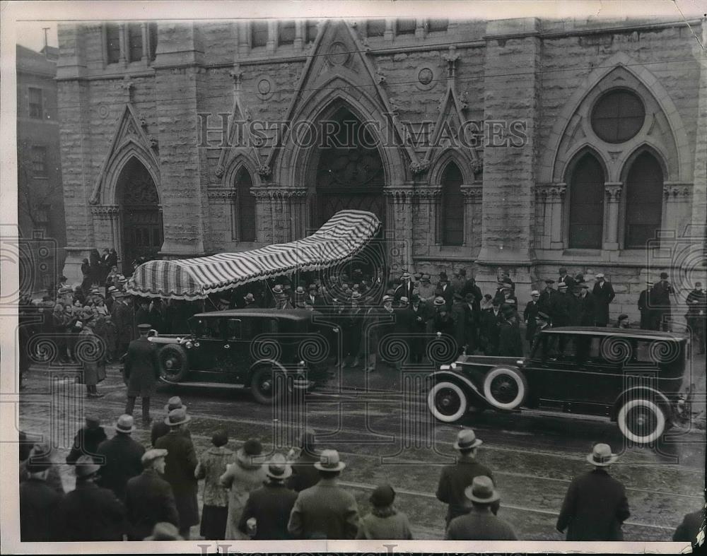 1933 Press Photo Funeral procession at Holy Name Catholic Church in Chicago - Historic Images