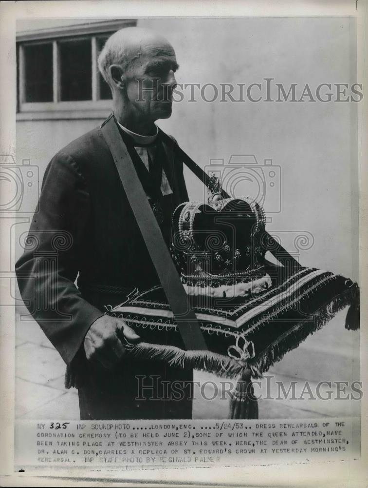 1953 Press Photo Dr. Alan C. Don Carrying Replica Of St. Edward&#39;s Crown - Historic Images