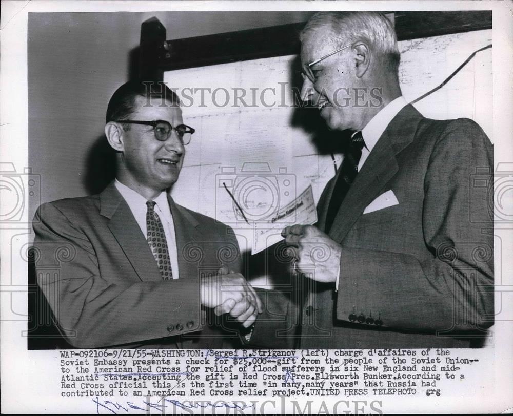 1955 Press Photo Red Cross Pres Ellsworth Bunker and Sergi Striganov - Historic Images