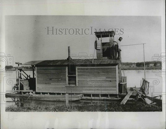 1933 Press Photo Capt. B. F. Keith and his house boat docked in Warsaw, MO - Historic Images