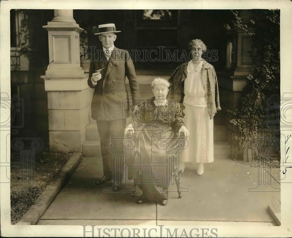 1924 Press Photo Brigadier General Dawes with Wife &amp; Aunt Frances - Historic Images