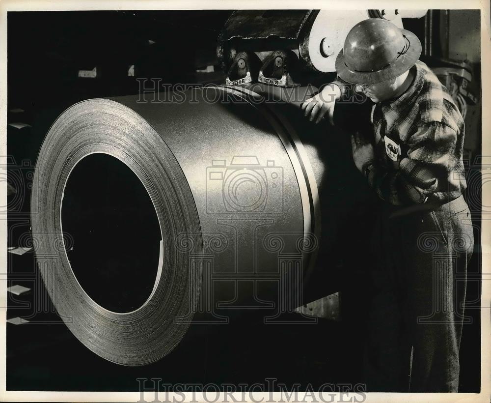 1959 Press Photo Robert Wicker inspects steel coil fresh from vinyl coating - Historic Images