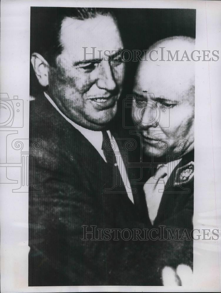 1955 Press Photo President Peron of Argentina Hugs Army Gen. Franklin Lucero - Historic Images