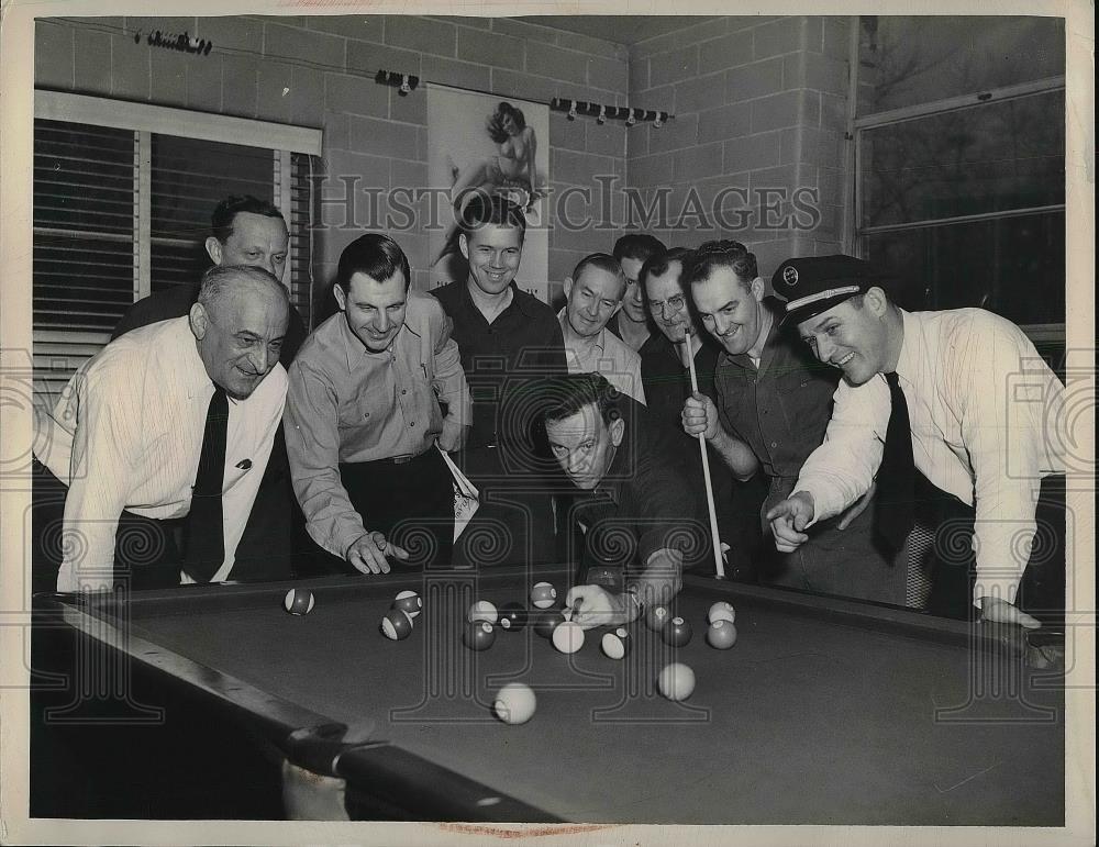 1949 Press Photo James Duffy & firemen playing pool at Station 41, Cleveland - Historic Images
