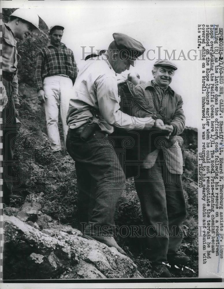 1960 Press Photo Sheriff Lt. Edward R. Thornburg assists Dr. Pauling - Historic Images