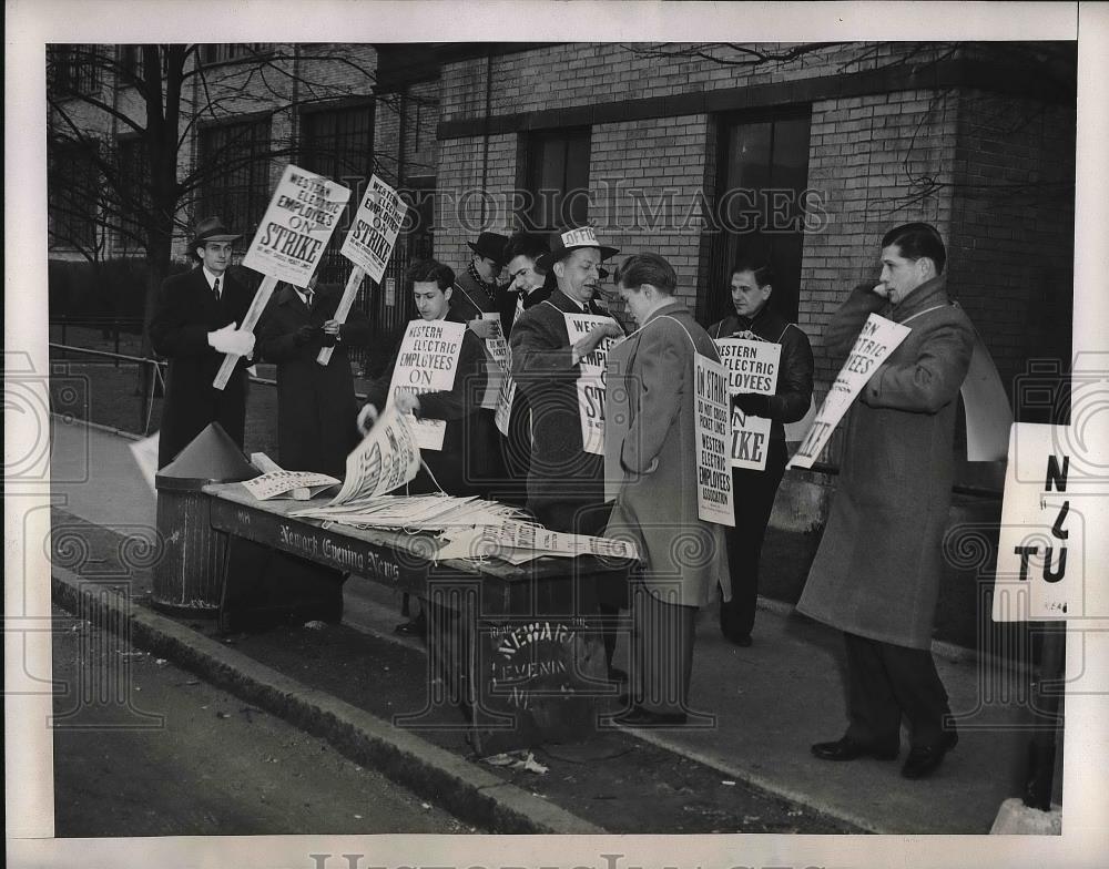 1946 Press Photo Workers At Western Electric Kearny Plant Walk Picket Line - Historic Images