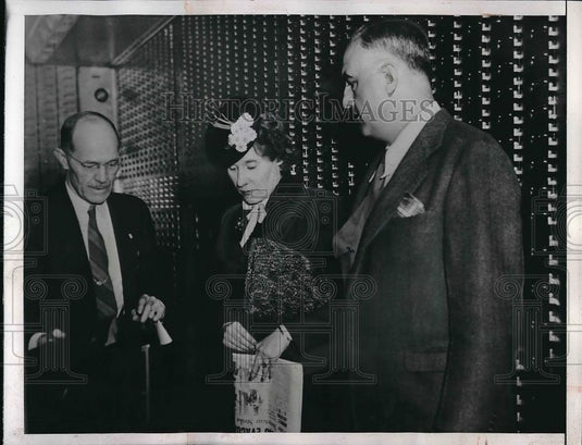 1944 Press Photo Arthur Peebles & Attorney Anthony Fiorette With Mrs. Minnery - Historic Images