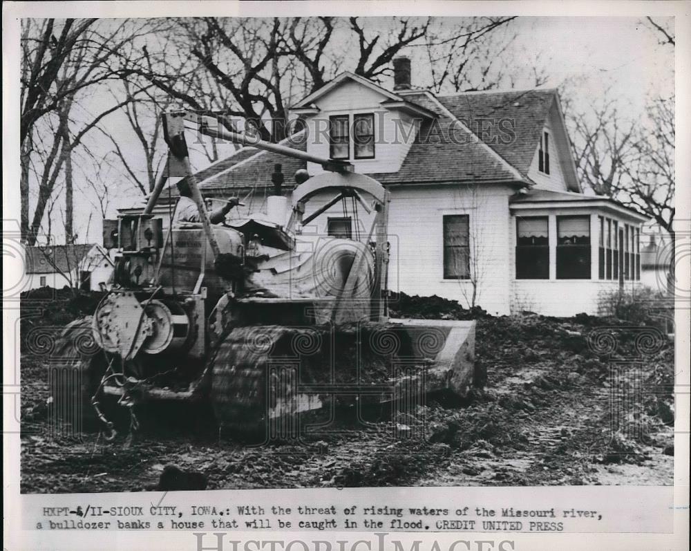 1962 Press Photo Bulldozer Banks Sioux City Home Fear of Flooded Missouri River - Historic Images