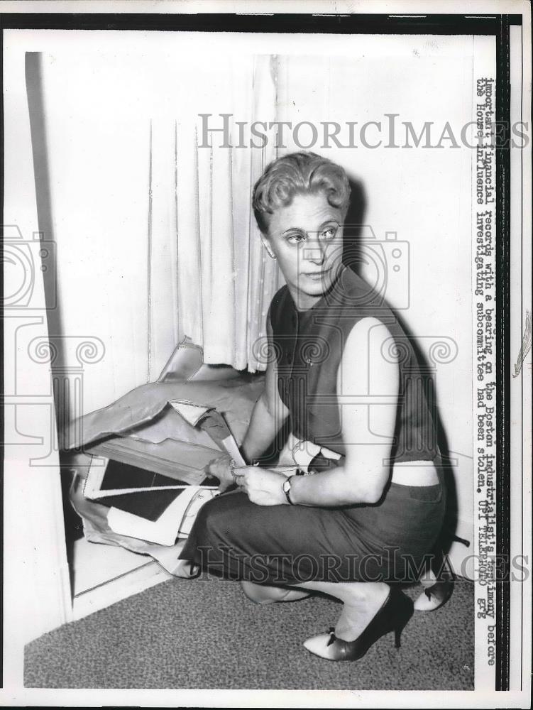 1958 Press Photo Mildred Paperman secretary of industrialist Goldfine - Historic Images