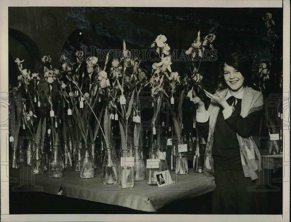 1927 Press Photo Helene Nelson poses with the &quot;tenebrae&quot;, champion iris - Historic Images