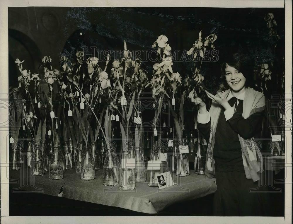 1927 Press Photo Helene Nelson poses with the "tenebrae", champion iris - Historic Images