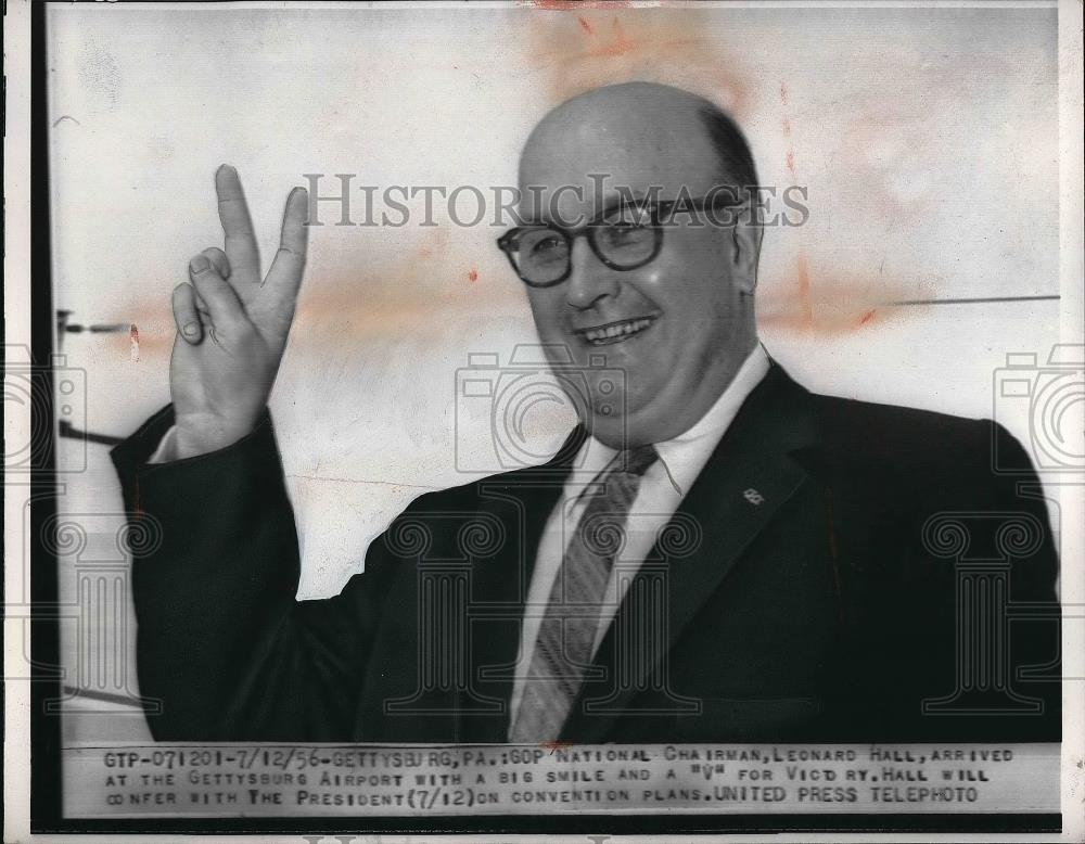 1956 Press Photo GOP National Chairman Leonard Hall Gettysburg Airport V Victory - Historic Images