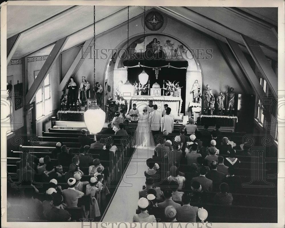 1955 Press Photo Overhead shot of Gene Rapp getting married - Historic Images